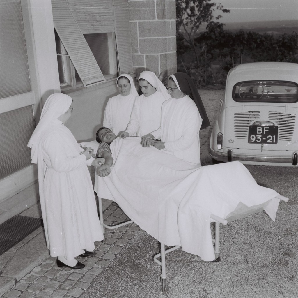hospital com freiras e maca