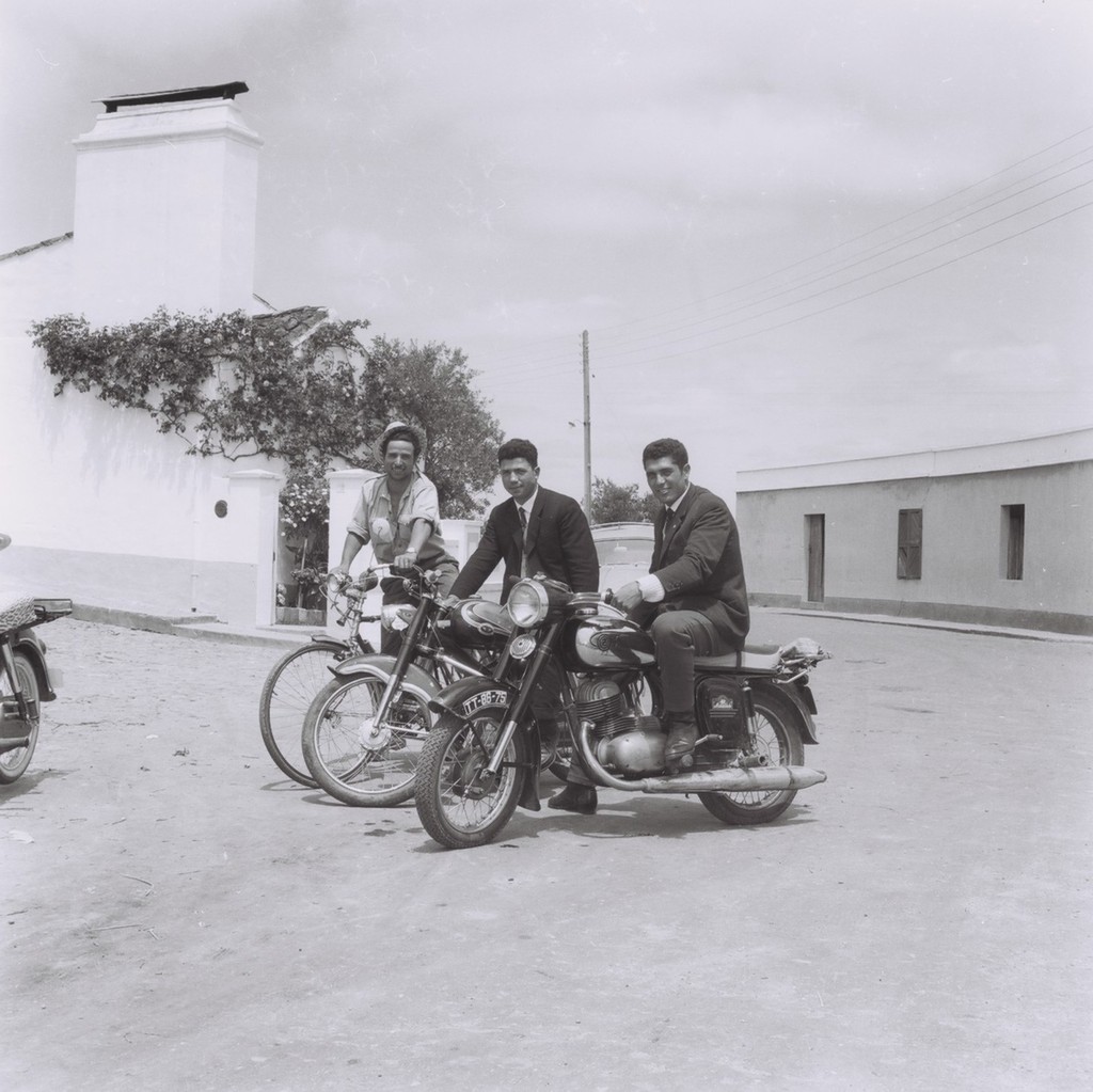 motas em frente ao luis velez